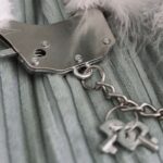 Наручники металеві Adrien Lastic Handcuffs White з білою пухнастою обробкою - Зображення 2