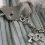Наручники металеві Adrien Lastic Handcuffs Black з чорною пухнастою обробкою - Зображення 2