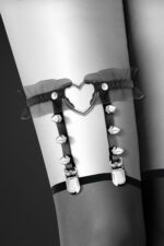 Гартер на ногу Bijoux Pour Toi - WITH HEART AND SPIKES Black, сексуальна підв'язка з сердечком - Зображення 2