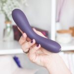 Преміум вібратор Je Joue - Uma Purple універсальний з глибокою вібрацією, стимуляція точки G - Зображення 6
