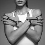 Пара браслетів на зап'ясті і палець Bijoux Indiscrets MAZE Hand Bracelet Harness Brown, екошкіра - Зображення 2