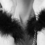 Пухнасті наручники Bijoux Indiscrets Za za zu - feahter handcuffs, пір'яні, подарункова упаковка - Зображення 2