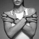 Пара браслетів на зап'ясті і палець Bijoux Indiscrets MAZE Hand Bracelet Harness Black, екошкіра - Зображення 3