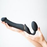Безремінний страпон з вібрацією Strap-On-Me Vibrating Black M, діаметр 3,8см, пульт ДК, регульований - Зображення 8