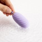 Вакуумний кліторальний стимулятор Otouch Louis Vibrate Purple з віброяйцем, у кейсі - Зображення 6