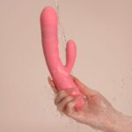 Вібратор-кролик Svakom Avery Strawberry Pink зі стовбуром, що рухається, рух вперед-назад - Зображення 10