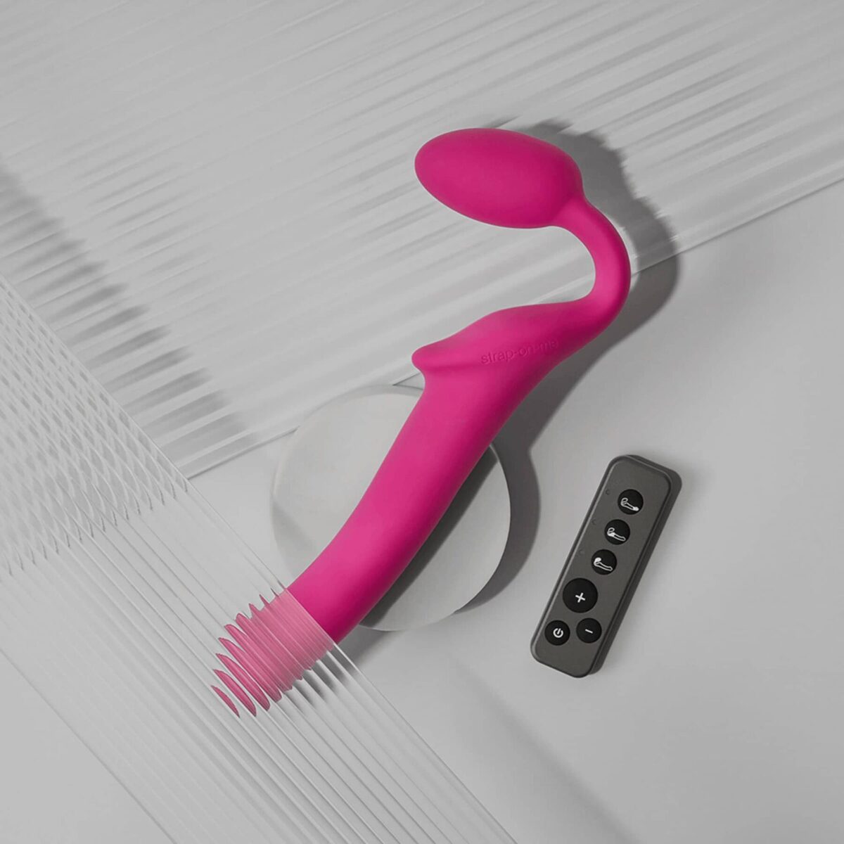 Безремінний страпон з вібрацією Strap-On-Me Vibrating Fuchsia M, діаметр 3,8 см, пульт ДК, регульований - Зображення 2